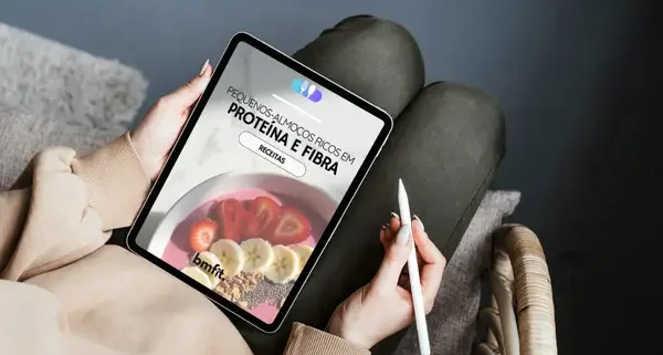 Mulher segura tablet com ebook de receitas de pequenos-almoços proteicos, elaborado pela nutricionista online Beatriz Jorge 5266N