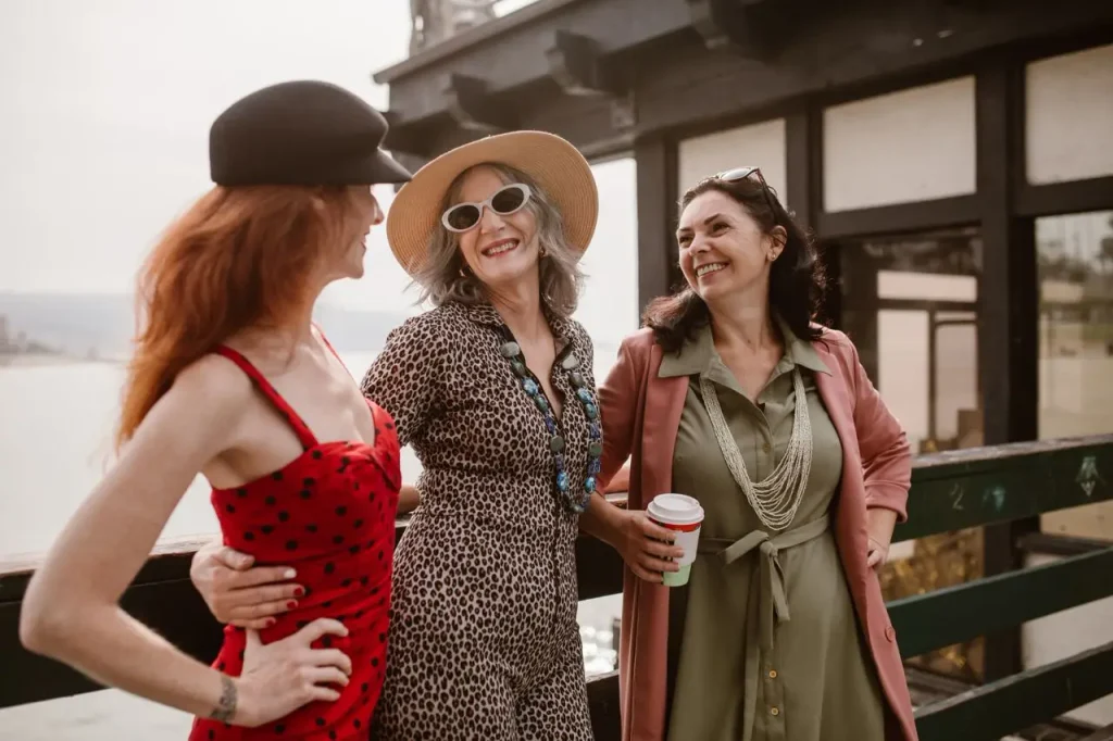 mulheres amigas bebem um café juntas na praia a socialização é importante para saúde mental e emagrecer na menopausa