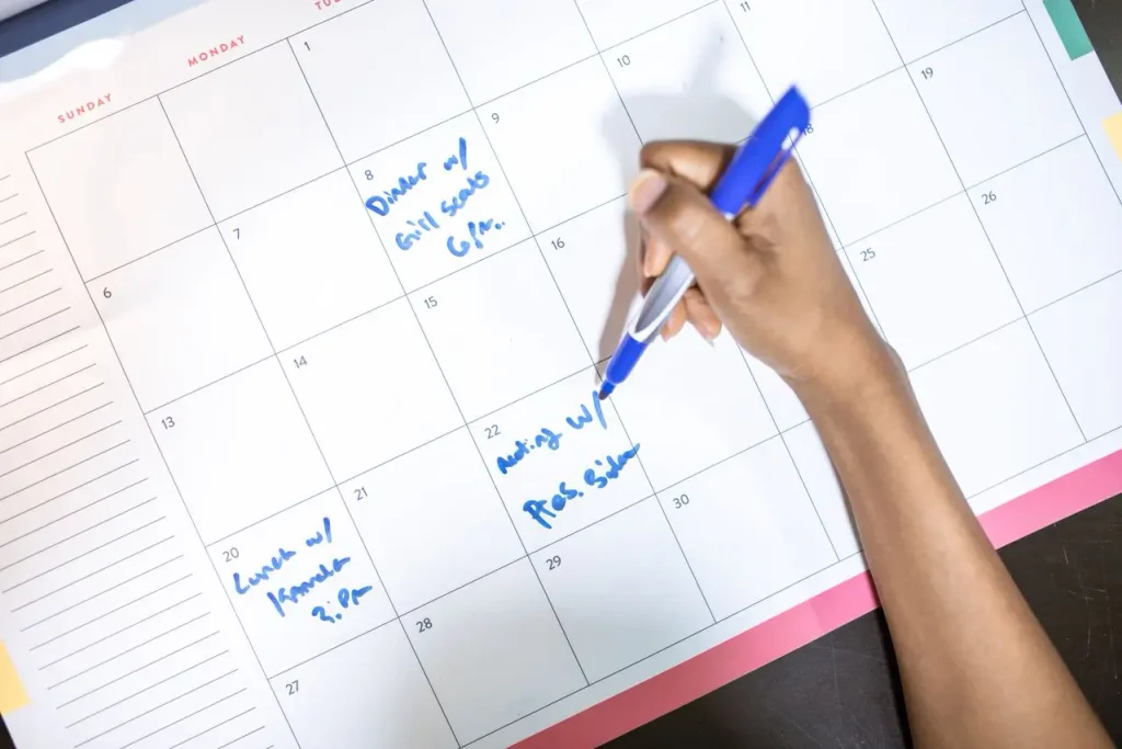 mulher faz planeamento em calendário, o planeamento é essencial para emagrecer sem passar fome