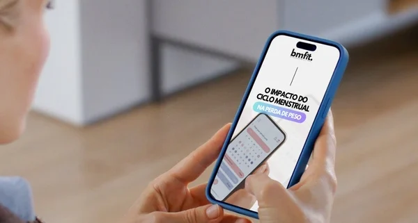 Capa de ebook sobre o ciclo menstrual e o emagrecimento com uma app de monitorização do ciclo, elaborado pela nutricionista Beatriz Jorge e pelo personal trainer online Filipe Simões