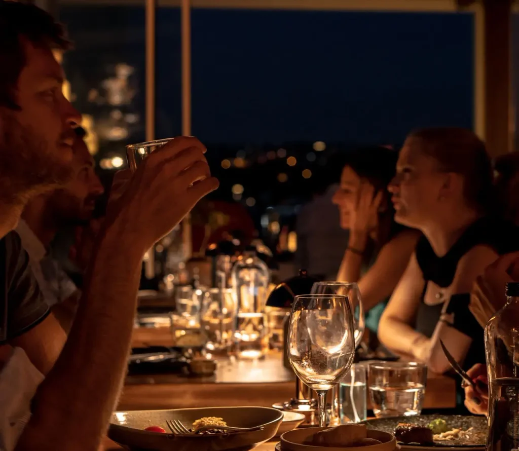 grupo de amigos come no restaurante e mulher participa no evento social sem estar preocupada se comida de restaurante engorda