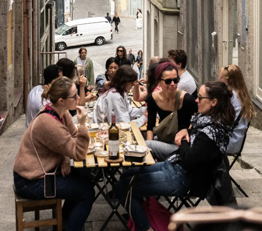 A comida de restaurante engorda? Imagem de amigas a almoçar fora seguras da sua alimentação porque um almoço fora não estraga os resultados
