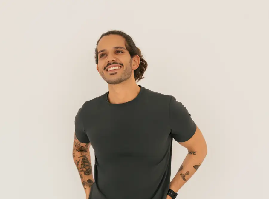 Filipe Simões Personal Trainer online sorri para as suas alunas. Fundador e CEO do BMFIT e personal trainer online especializado em emagrecimento para mulheres +30