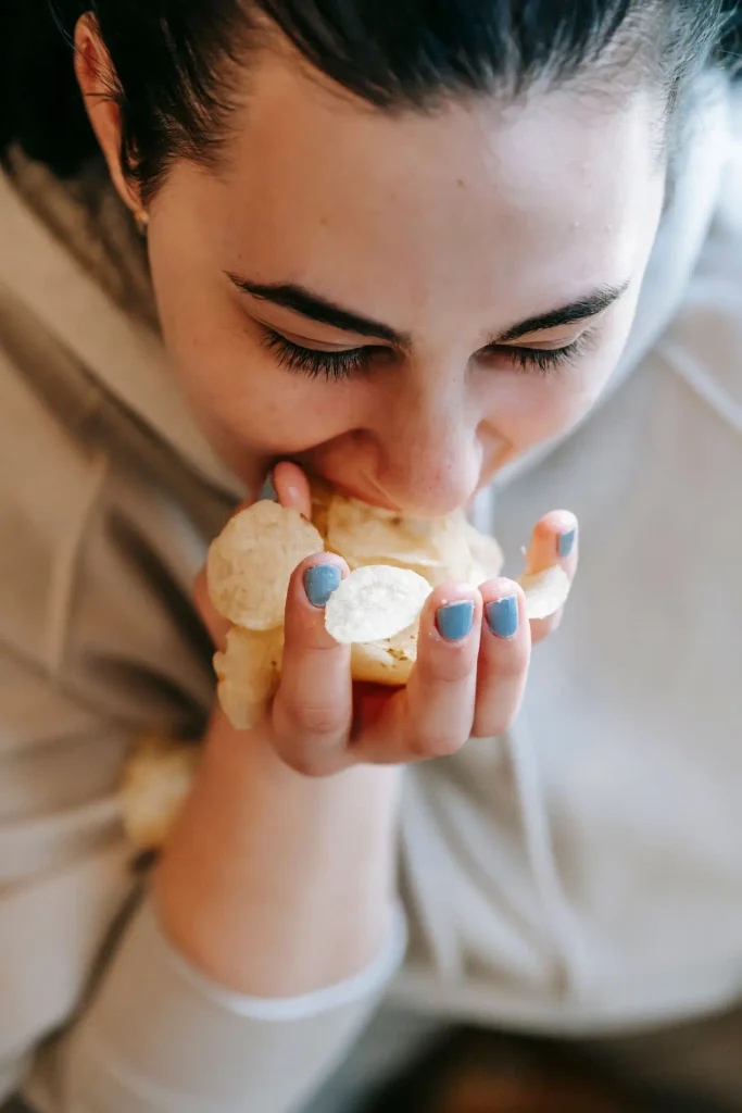 mulher a comer por fome emocional imagem de fome fisica vs fome emocional