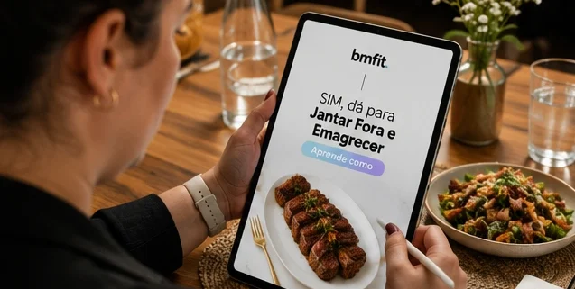 Mulher segura em tablet com ebook guia para comer fora e emagrecer, elaborado pela nutricionista online Beatriz Jorge 5266N