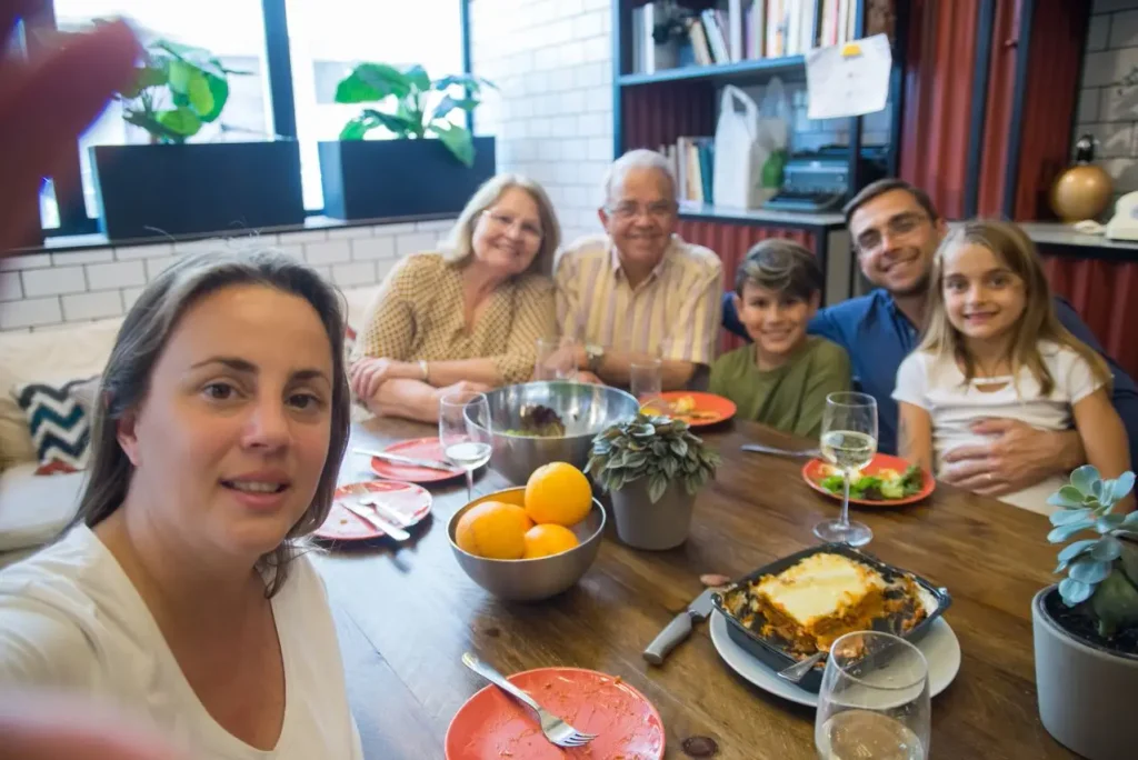família janta em conjunto com dificuldade em manter a dieta ao fim de semana