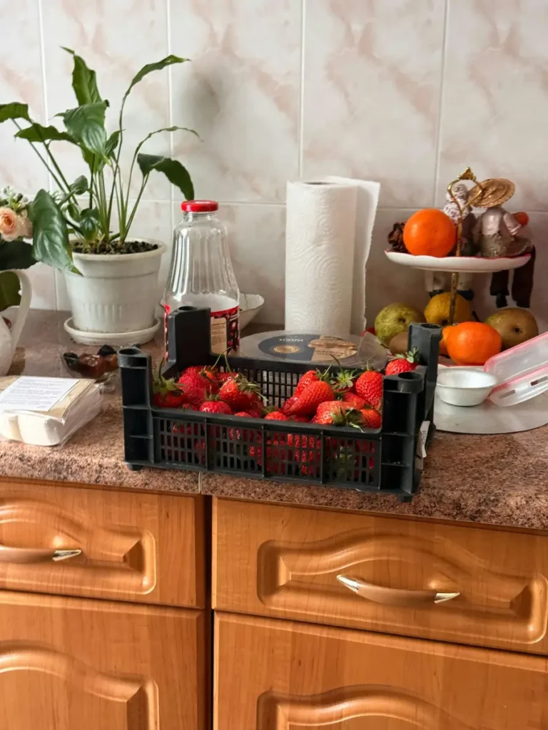 Bancada de cozinha com fruta fresca à vista, ilustrando como neutralizar os sabotadores do emagrecimento no ambiente
