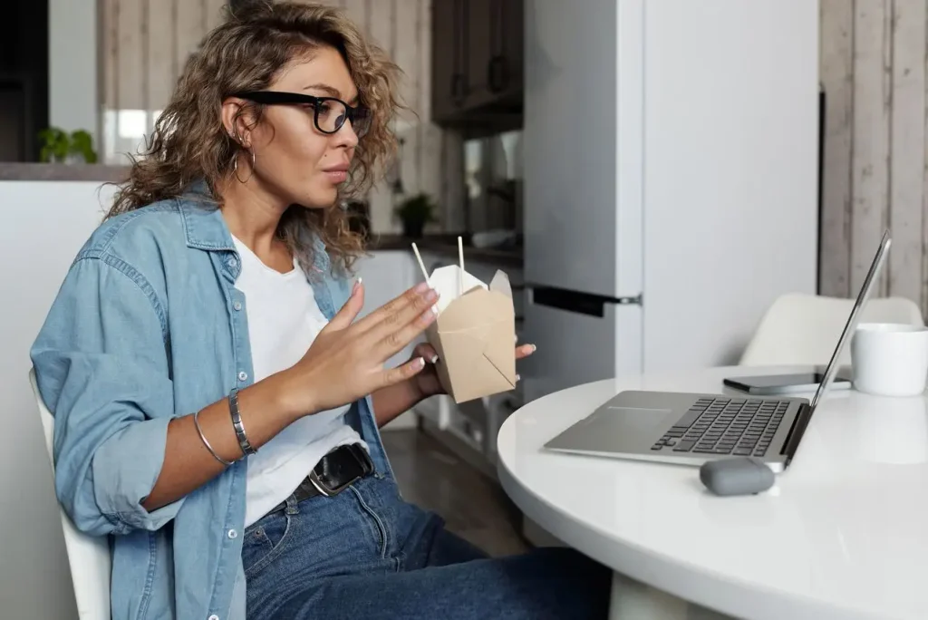 mulher pede entrega de comida porque não fez planeamento alimentar para emagrecer meal prep