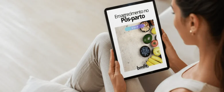 Mulher segura em ebook emagrecimento no pós-parto, elaborado pela nutricionista Beatriz Jorge e pelo personal trainer online Filipe Simões