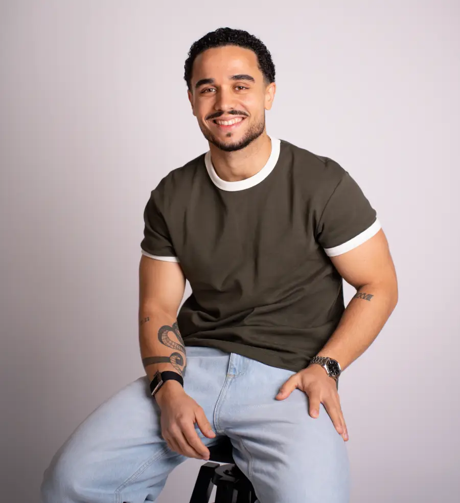 Bruno Mendonça, personal trainer online no programa de emagrecimento BMFIT está sentado