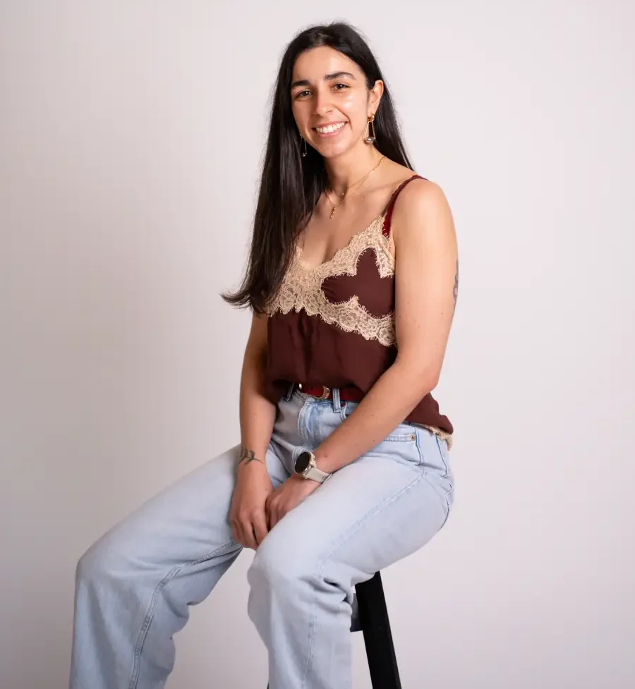 Bruna Torres, TPTEF 133502, coach e personal trainer online no programa de emagrecimento BMFIT, sentada