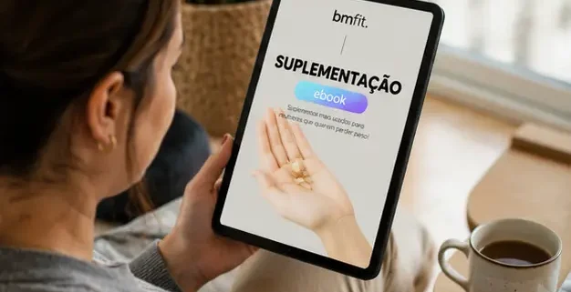 Mulher segura em tablet com um ebook sobre suplementação para perda de peso, elaborado pela nutricionista online Beatriz Jorge 5266N